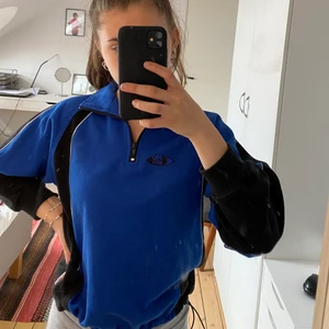 Blåsvart tjocktröja  - Lite sportiga med anpassbar storlek i midjan. Använt fåtal gånger. 
