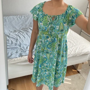 Sommar klänning Happy Holly - Färgglad klänning med Paisley mönster Märke: Happy holly Strl 36/38