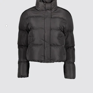 Jacka  - Säljer en svart kort jacka slutar över höften, helt ny. storlek M men passar även S beroende hur man vill ha den.  Köparen står för frakten! 