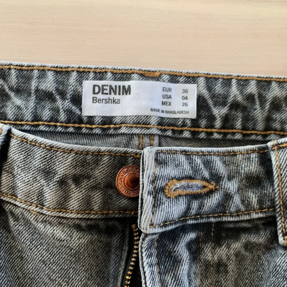 Gråa mom jeans från Bershka som jag tyvärr växt ur. Ett litet hål på knät. Bra skick. Köparen står för frakten🖤. Jeans & Byxor.
