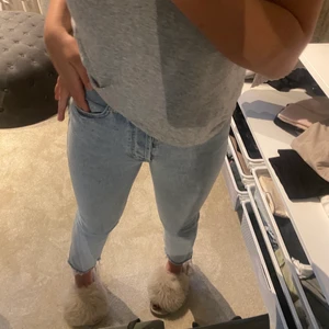 Mango Jeans - En par ljusblåa jeans från Zara! Storlek 34.  Använda Max 2 ggr och sitter väldigt skönt, även ganska stretchiga.