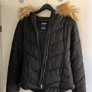 Svea jacka  - Svea jacka i strl M, bra skick. Fake päls som går att ta av. Pris går att diskuteras 
