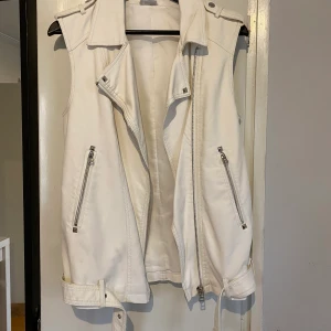 Väst - Fake-skinnväst från Cubus, storlek XS. Använd fåtal gånger. Köpare står för frakten.