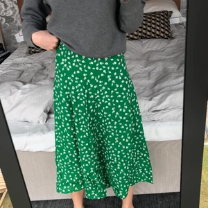 Kjol från H&M - Säljer denna gröna kjolen från H&M. Köptes förra sommaren och bara använd 1 gång så nyskick. Frakt tillkommer på 51kr spårbart. De sista två bilderna är från hemsidan.