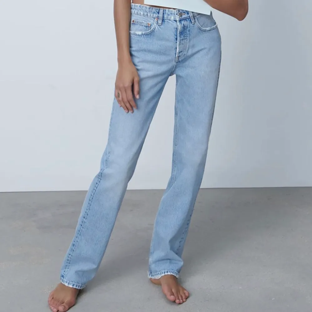 Säljer dessa Jeans från Zara i storlek 42 men skulle snarare att de passar som 40. De är mid rise/low rise, kontakta för frågor 🌞. Jeans & Byxor.