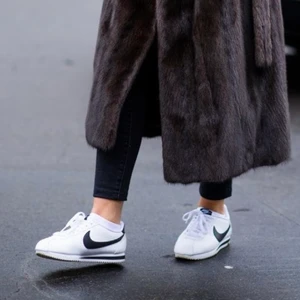 Nike Cortez strl: 38 - Första bilden är lånad!                                         Jättefina svart vita nike cortez som tyvärr blivit för små! Strl:38. Ena skon är lite smutsig på sidan vilket syns på sista bilden. Ska försöka tvätta dom så noggrant som möjligt vid köp.                                        Köparen står för fraktkostnaden! 😊