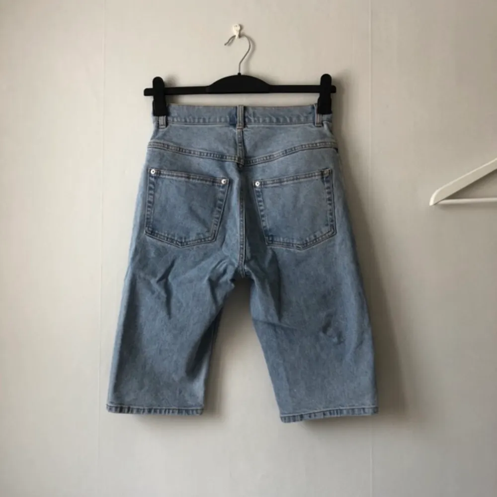 Säljer ett par shorts i jeans från HM trend i storlek 34 🦋 har tyvärr insett att dom har blivit för små för mig <\3 Dom går ner strax ovanför knäna på mig! Ingenting att anmärka på 😇. Shorts.