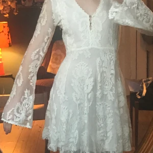 Superfin ny studentklänning  - Vit klänning i spets med lite 70-tals känsla! Så himla fin, tyvärr lite stor för mig:( ryggen är helt genomskinlig!