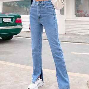 Utsvängda jeans ⚡️🦋💜 - helt nya passade inte bara för mig i form. Bra material och snygga jeans. Passar om man är runt 169/170 lång💜💜