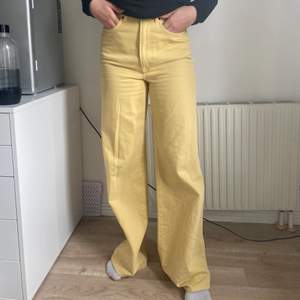 Jätte fina gula utsvängda jeans i storleken S. Knappt använda och i bra skick. Köparen står för frakt💗💗