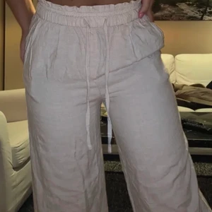 Linnebyxor - Säljer dessa Linnebyxor i M. Nyskick❤️ Buda från 250kr. Lånade bilder💕