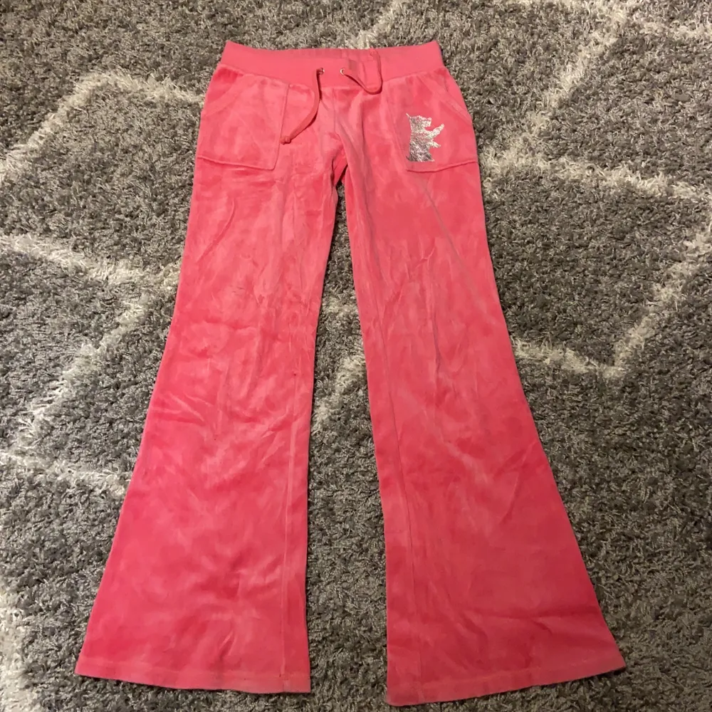 Rosa juicy couture byxor med ett silvrigt märke på fickan fram. På baksidan finns det två fickor på rumpan. Använda men fint skick ändå. Lågmidjade. Jeans & Byxor.