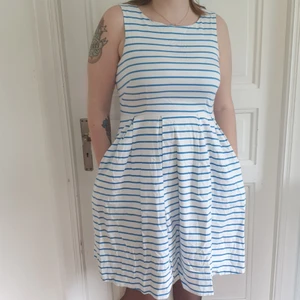 Märke Holly & Whyte Klänning Storlek 42 - Vit- och blårandig klänning med fickor.