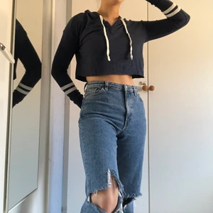 Croptop hoodie - En superskön hoodie från hollister som har blivit omgjord, den är i väldigt bra skick!:) Materialet är stretchigt så det sitter som en S