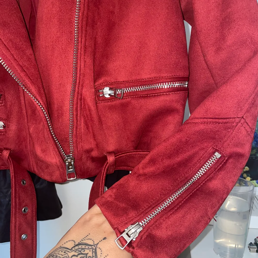 Ursnygg röd jacka! Är endast testad. Jackan är från Zara och står ingen storlek. Men skulle säga att det är en stor M. . Jackor.