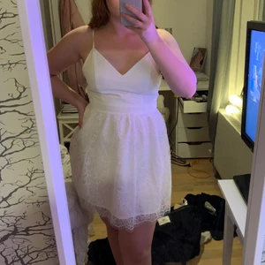 Oanvänd vit klänning med spets storlek 38 - En jättefin klänning från Pamelas kollektion på NAKD. Jättefin till studenten eller bara till sommaren, säljer då jag hittade en annan som jag ska ha på studenten istället. Buda i kommentarerna från 300.