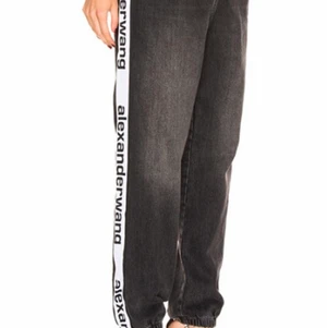 Alexander wang byxor loose-fit - Minimalt använda, 3400 nypris och markant mycket billigare vid enkel snabb affär, finns dessutom Love Moschino väska om man är intresserad. 