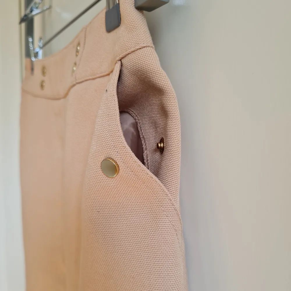 Beige mini skirt from H&M with pockets. It is made from 100% cotton so it is great for spring/summer season ☀️ Zipper and button fastening in the back. Size S, waist 36 cm, total length 41 cm.. Kjolar.