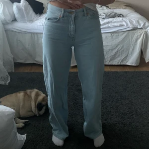 Vida blåa jeans! - Är 164 och de passar perfekt, storlek 25/32. Använda fåtal gånger, i princip i nyskick. 