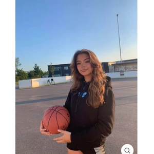 The cool elephant hoodie - Jätte fin hoodie som jag tycker jätte mycket om som säljs pågrund av den ej kommer till användning längre, är som ny, använt ett fåtal gånger och den det är inget fel på märket eller något!