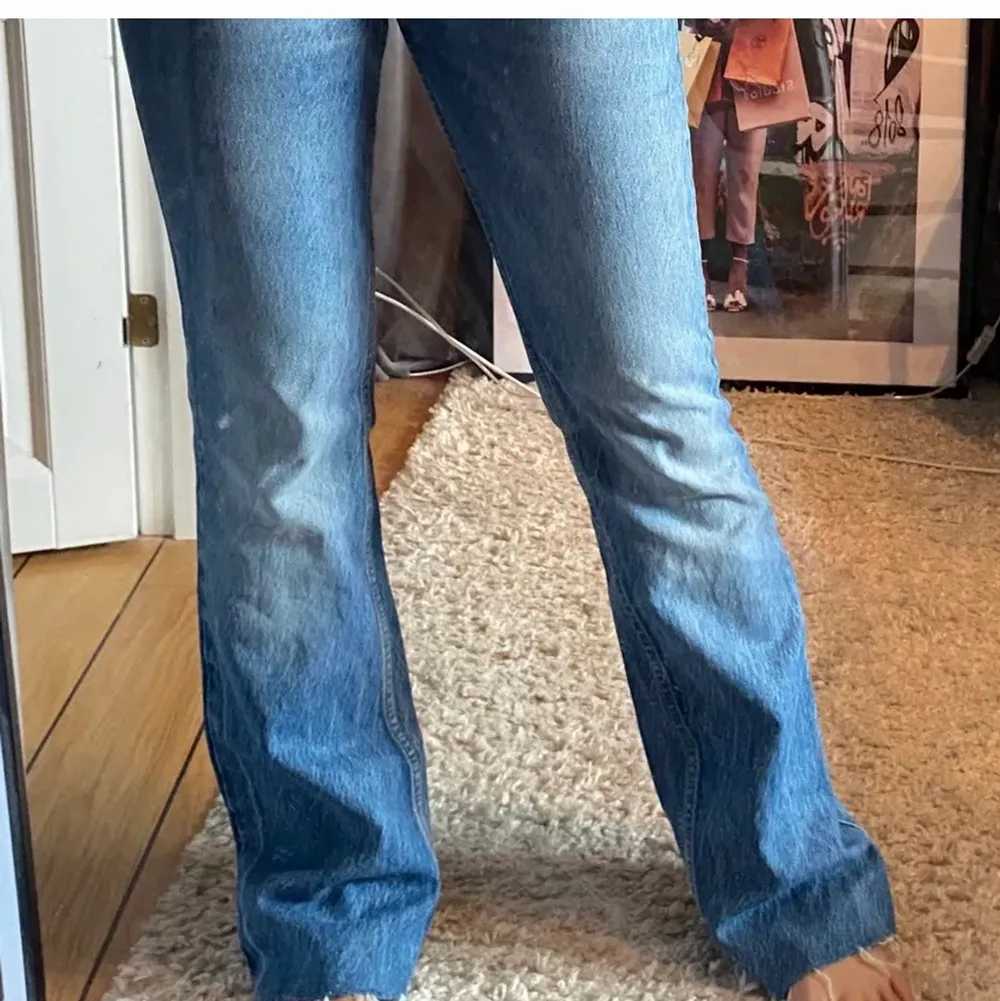 As fina zara jeans jag köpte här på plick som tyvärr va förstora, de e i stl 38 men hon på bilden när oftast 36 och är 1.68cm lång, jätte fint skick!. Jeans & Byxor.