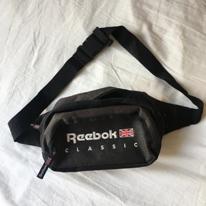 Reebok Classic magväska - Robust magväska från Reebok. Helt oanvänd, i jättefint skick! Kan skicka eller mötas upp i Stockholm 👼 (frakt ingår ej i priset)
