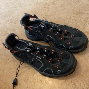 Salomon - Sköna vandrar skor med nät för att de inte ska bli för varma. Knappt använda. Storlek 37 1/2 