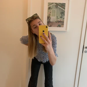  Gullig blommig topp  - Super gullig topp från Gina Tricot i nyskick säljer då den tyvärr inte kommer till användning! köparen står för frakten🥰