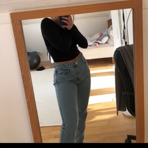 Mom jeans - Säljer nu mina superfina mom-jeans som tyvärr bilivit för små för mig🥺 de är i storlek 38, och passar s/m🥰 de är endast använda några få gånger, och är i superfint skick! frakten ligger på 66kr, och priset kan absolut diskuteras vid en snabb och smidig affär🥰