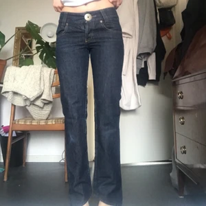 Lågmidjade jeans.  - Så himla snygga, men lite för tajta på mig :( De är lätt snedskurna i benslutet (skriv för detaljbild), även snea bakfickor. Storlek 29, innerbenslängd ca 77cm. Jag är 165cm. Skriv för fler mått, bilder osv 😊