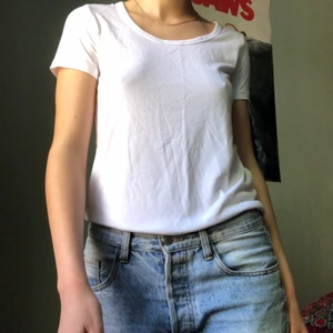 T-shirt  - En enkel och skitsnygg t-shirt från Levis! Säljer den då jag tycker att den är lite genomskinlig. Det står att den är storlek XS men det passar mig som har S. Möter gärna upp, annars för köparen betala för frakten. Skriv om du har frågor! ❤️
