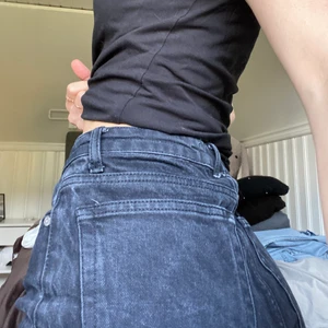 Mango Svarta Momjeans - Säljer mina älskade jeans från Mango!❤️ använda ett fåtal gången och är därför i nyskick! De är höga i midjan, utan stretch och raka i modellen 😍 Nypris 400kr, köpare står för frakt