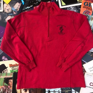 1/4 ZIPPER!! 💿💿 - Zipper sweatshirt från Visitation knights school från Verboort, Oregon. Tröjan är i grymt skick och har inga defekter, passar bra till allt. Den är storlek L och skulle säga att den är tts. Det är bara att skriva om du undrar något, läs gärna bio innan dock! Ord pris: 249kr ✌🏻🌱💫