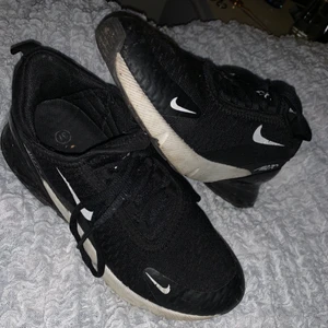 Nike 270 - Säljer nu mina Nike 270 svart eller pga dom är försmå och har då köpt nya. Köpte dom för 1250 men säljer dom nu för 200. Har andvänds några gånger men ser fortfarande nya ut 