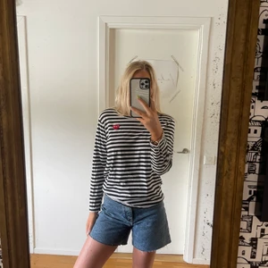 Tröja - Så fin randig tröja från comme des garcons play i storlek S. Sparsamt använd. Köpt från farfetch för ca 1300 kr men jag säljer för 250 kr + frakt🥰