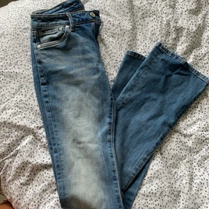 Crocker jeans  - Superfina crockerjeans med en lätt boot cut! Dessa hade varit superfina att typ klippa hål i knäna på! Tyvärr kan jag inte visa bild på då dem är försmå! Storlek 26/34