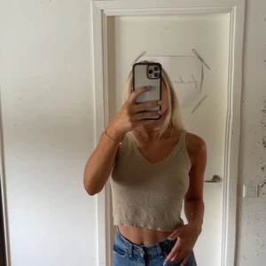 Topp - Himla fin stickad topp från chiquelle. Köpt för ca ett år sen men använd endast några gånger så skicket är som nytt. Är i one size men sitter som xs/s. Köparen står för frakten! Hör av er om ni har några frågor eller funderingar, kram🖤