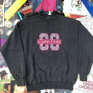 SWEATSHIRT!! 💿💿 - Vintage sweatshirt med Cape Cod motiv, vilket är en stad i Massachusetts. Tröjan är i  bra vintage skick och är från tidigt 00-talet. Minor flaw på trycket. Tagen har dock lossnat så skulle uppskatta att tröjan är L/XL. Det är bara att skriva om du undrar något, läs gärna bio innan dock. Ord pris: 249kr ✌🏻🌱💫