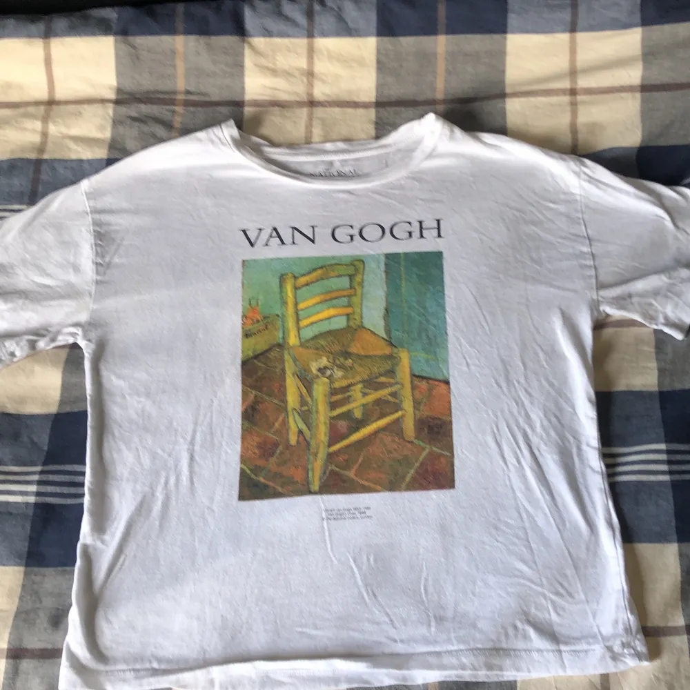 Första bilden är lånad! En jättefin Van Gogh tröja köpt från Pull&Bear! Det står att den är M men sitter lite större vid ärmarna osv! Säljer den för att den inte kommer till användning längre! Original pris: 159kr . T-shirts.