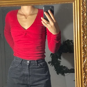 topp - Skitsnygg röd topp från Hollister i storlek XS. Säljer pga endast använd några få gånger. 