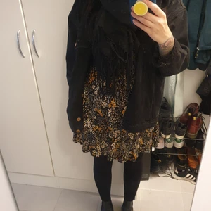 Klänning - En höstig klänning från HM. Storlek 40 men är mycket liten.