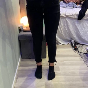 Jeans  - Säljer dessa skinny jeans från lager 157. Båda byxorna är i storlek M, passar för dom som har storlek xs/s. Dom vita byxorna är aldrig använda, men dom svarta är i bra skick utan hål/fläckar.1 