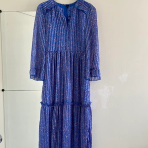 Långklänning från Vero Moda  - Fin långklänning från Vero Moda. Fina passform. Endast använd en gång. Storlek XS. Fina volangdetaljer på ärmar och krage