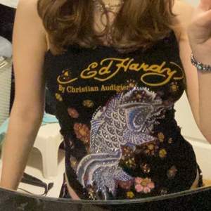 Fint Ed Hardy Linne. Det är stretchigt så skulle säga att den passar upp t M ksk L också. Jag på bilden har storlek S. Väldigt skönt material och bra skick! 