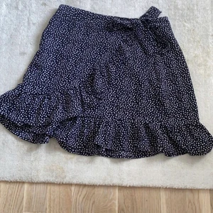 Jätte fin Kjol💗 - Jätte fin kjol som passar alla storlekar för man knyter runt i midjan💕Jag är en strl S/Xs i vanliga fall men denna passar mig bra! Frakt tillkommer på 45 kr!