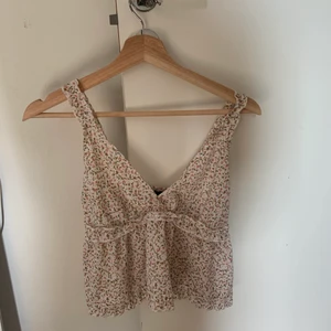 Topp - Gullig topp i stl S. Använd en fåtal gånger och sitter väldigt fint.