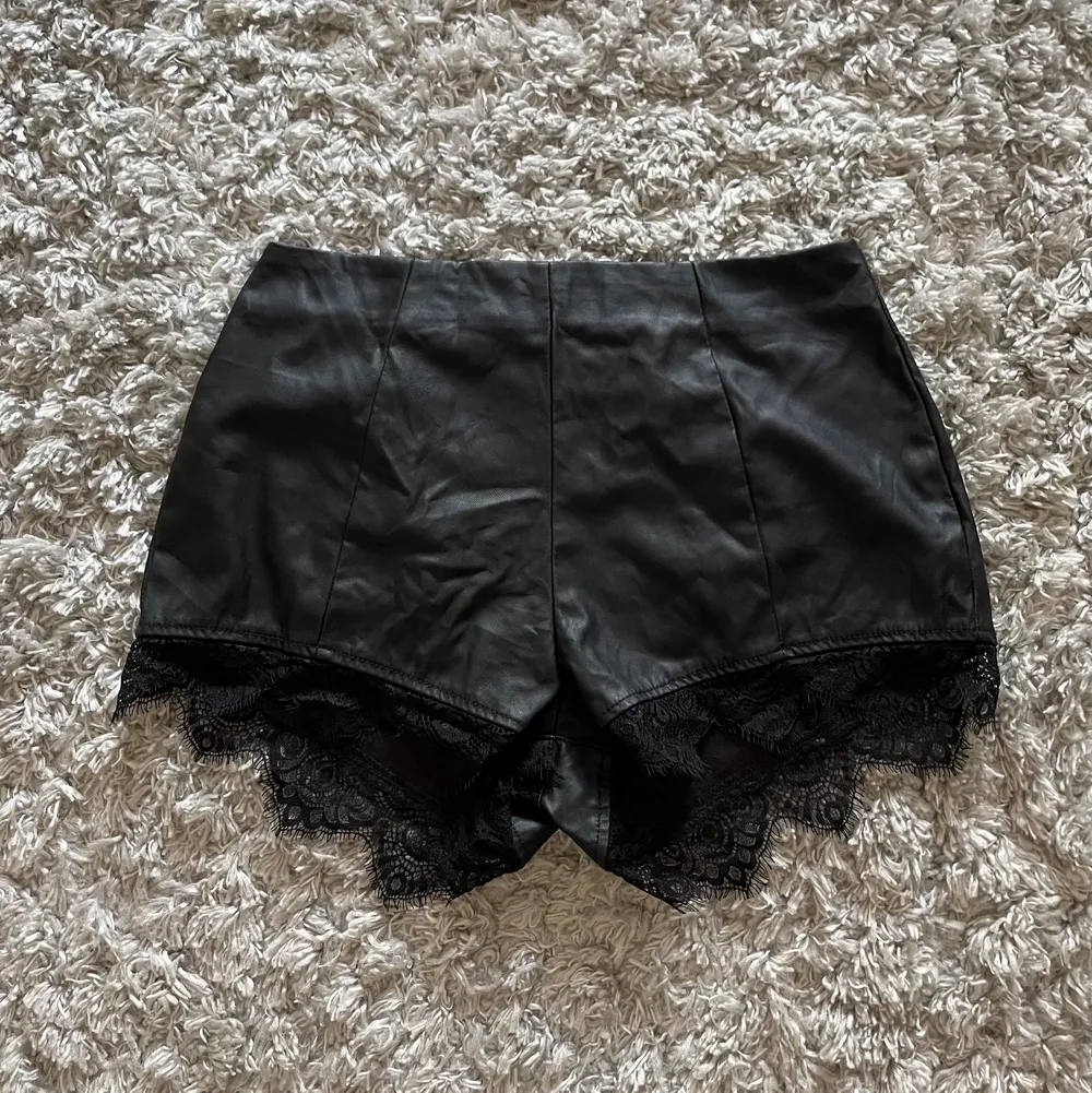 LEATHER SHORTS 38 SIZE DIVIDED BY H&M 🖤. Jeans & Byxor.