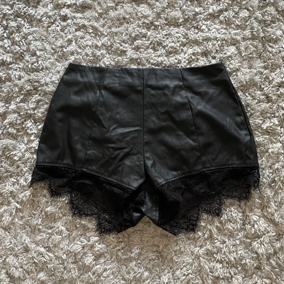 LĂDER SHORTS 38 STORLEK DIVIDED BY H&M đ€