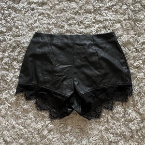 LÄDER SHORTS 38 STORLEK DIVIDED BY H&M 🖤 - LEATHER SHORTS 38 SIZE DIVIDED BY H&M 🖤