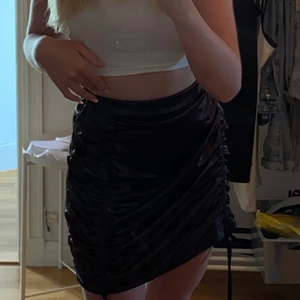 Brun/svart kjol - Säljer just nu min älskade kjol, denna kjol är använd en gång och är därav väldigt fin! Jag säljer denna kjol pga att jag inte känner något stort behov av den och eftersom att jag inte använt den någon gång knappt. På sidorna av kjolen sitter två band man kan dra i och välja hur man vill att kjolen ska sitta vid höften. Man kan även dra i banden så att kjolen blir kortare. Färgern skiftar lite mellan svart och brun, kjolen formar även din kropp super fint! Kommer tyvärr inte ihåg när jag köpte denna kjol och vart, så kan därav inte sätte ett speciellt pris, men om du är intresserad är de bara att skriva och erbjuda ett pris (om du vill ha mer bilder då fixar jag de med). Ha en fin dag!